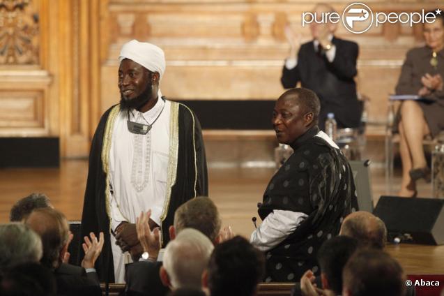 Jacques Chirac à la Sorbonne lors de la remise du premier prix de sa fondation pour la prévention des conflits, le 6/11/09. Ici, deux des trois récompensés : l'imam Muhammad Ashafa et le pasteur James Wuye. 