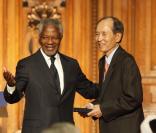 Jacques Chirac à la Sorbonne lors de la remise du premier prix de sa fondation pour la prévention des conflits, le 6/11/09. Ici Kofi Annan et le troisième lauréat : l'ancien minitre sud-coréen Jae-Kyu 
