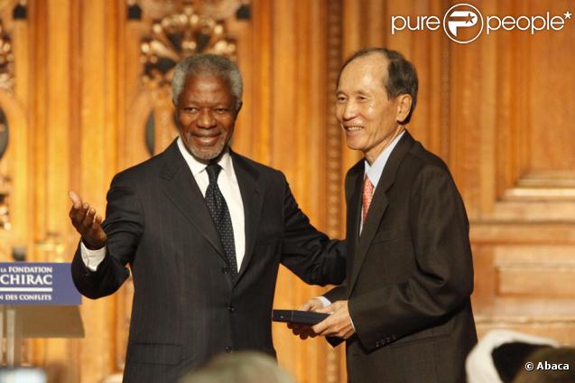 Jacques Chirac à la Sorbonne lors de la remise du premier prix de sa fondation pour la prévention des conflits, le 6/11/09. Ici Kofi Annan et le troisième lauréat : l'ancien minitre sud-coréen Jae-Kyu 