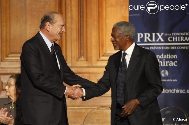 Jacques Chirac et Kofi Annan à la Sorbonne lors de la remise du premier prix de sa fondation pour la prévention des conflits, le 6/11/09