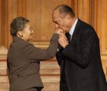Jacques Chirac et Simone Veil à la Sorbonne lors de la remise du premier prix de sa fondation pour la prévention des conflits, le 6/11/09