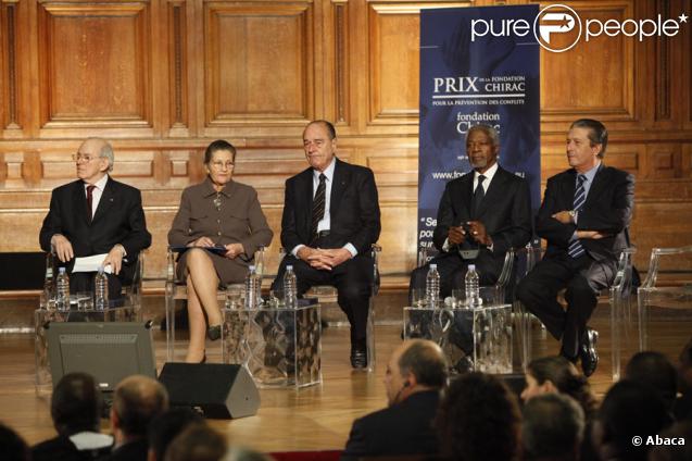 Jacques Chirac à la Sorbonne lors de la remise du premier prix de sa fondation pour la prévention des conflits, le 6/11/09. Ici, il est entouré par Simone Veil, Kofi Annan, Michel Camdessus et Federico Mayor. 