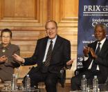 Jacques Chirac, entouré par Simone Veil et Kofi Annan, à la Sorbonne lors de la remise du premier prix de sa fondation pour la prévention des conflits, le 6/11/09