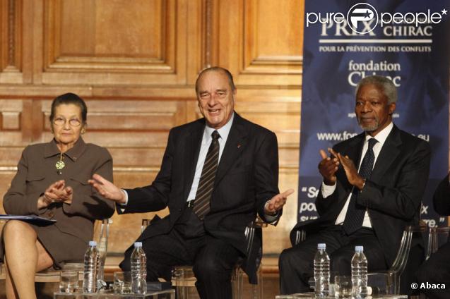 Jacques Chirac, entouré par Simone Veil et Kofi Annan, à la Sorbonne lors de la remise du premier prix de sa fondation pour la prévention des conflits, le 6/11/09