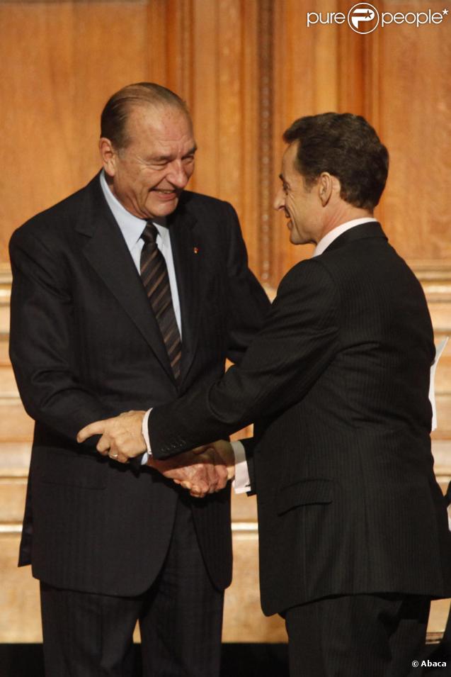 Jacques Chirac et Nicolas Sarkozy  à la Sorbonne lors de la remise du premier prix de sa fondation pour la prévention des conflits, le 6/11/09