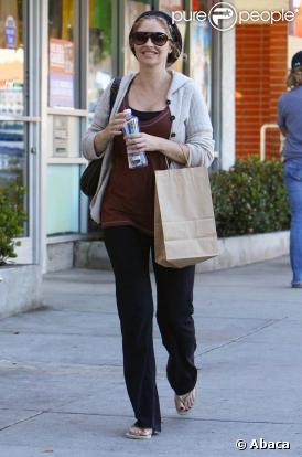 Rebecca Gayheart passe l'après-midi avec Soleil Moon Frye au café Coffee Bean à Los Angeles le 21 octobre 2009