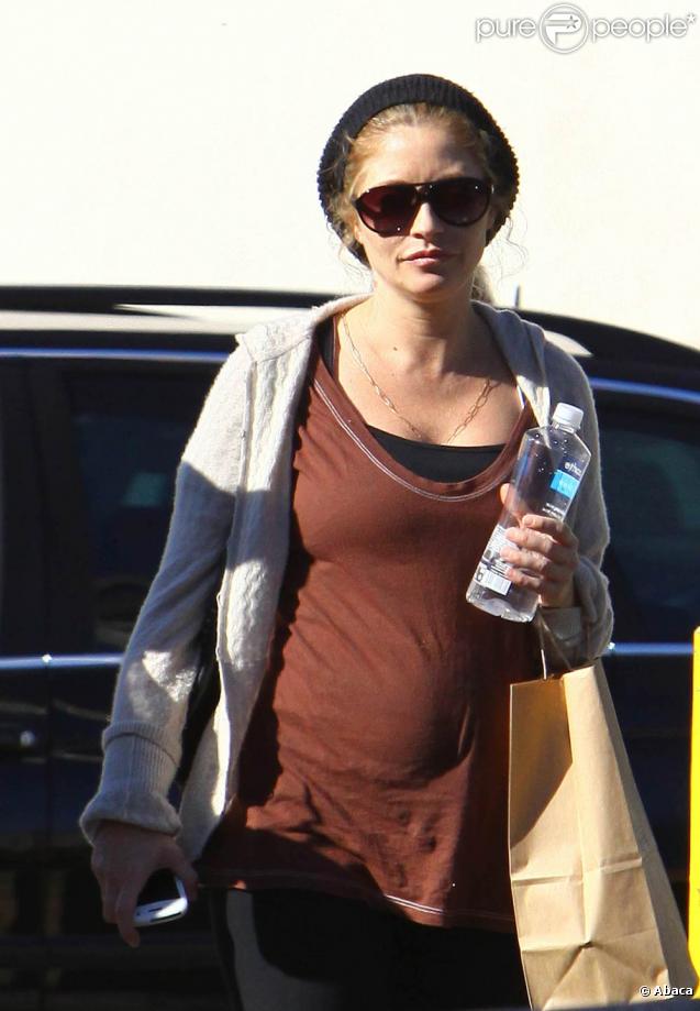 Rebecca Gayheart passe l'après-midi avec Soleil Moon Frye au café Coffee Bean à Los Angeles le 21 octobre 2009
