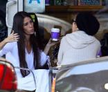 Rebecca Gayheart passe l'après-midi avec Soleil Moon Frye au café Coffee Bean à Los Angeles le 21 octobre 2009
