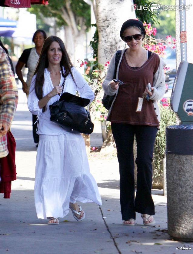Rebecca Gayheart passe l'après-midi avec Soleil Moon Frye au café Coffee Bean à Los Angeles le 21 octobre 2009