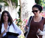Rebecca Gayheart passe l'après-midi avec Soleil Moon Frye au café Coffee Bean à Los Angeles le 21 octobre 2009