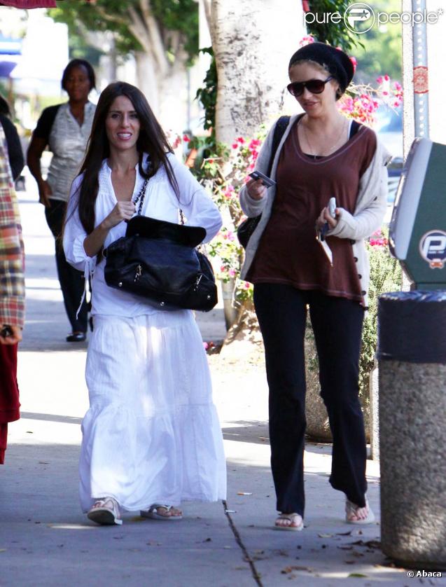 Rebecca Gayheart passe l'après-midi avec Soleil Moon Frye au café Coffee Bean à Los Angeles le 21 octobre 2009
