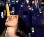 Olivia Munn mange une saucisse