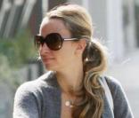 Tobey Maguire s'occupe de sa fille Ruby pendant que son épouse Jennifer promène la poussette dans les rues de Beverly Hills le 8 novembre 2009