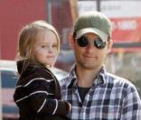 Tobey Maguire s'occupe de sa fille Ruby pendant que son épouse Jennifer promène la poussette dans les rues de Beverly Hills le 8 novembre 2009