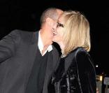 Sharon Stone et un charmant inconnu à Beverly Hills, le 9 novembre 2009.