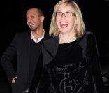 Sharon Stone et un charmant inconnu à Beverly Hills, le 9 novembre 2009.