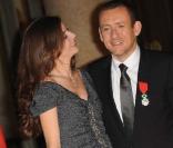 Dany Boon reçoit l'insigne de chevalier de la Légion d'honneur, ici avec sa femme Yaël, le 10 novembre 2009.