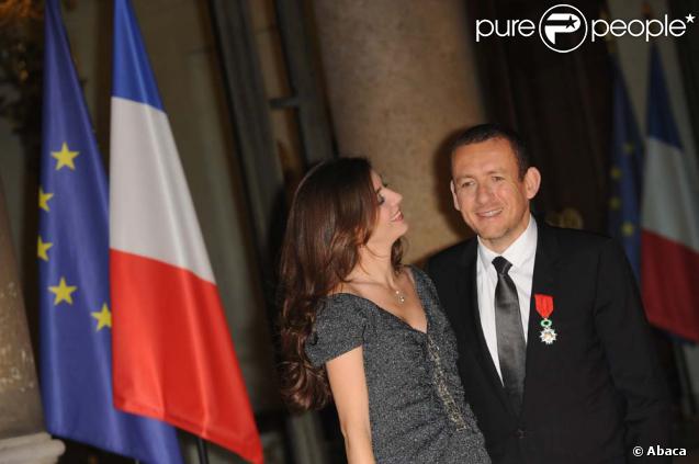 Dany Boon reçoit l'insigne de chevalier de la Légion d'honneur, ici avec sa femme Yaël, le 10 novembre 2009.