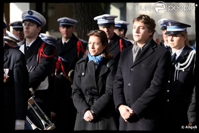 Jean Sarkozy et Marie-Cécile Ménard assiste à la commémoration de la fin de la première Guerre mondiale le 11 novembre 2009 à Neuilly-sur-Seine