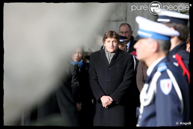 Jean Sarkozy assiste à la commémoration de la fin de la première Guerre mondiale le 11 novembre 2009 à Neuilly-sur-Seine