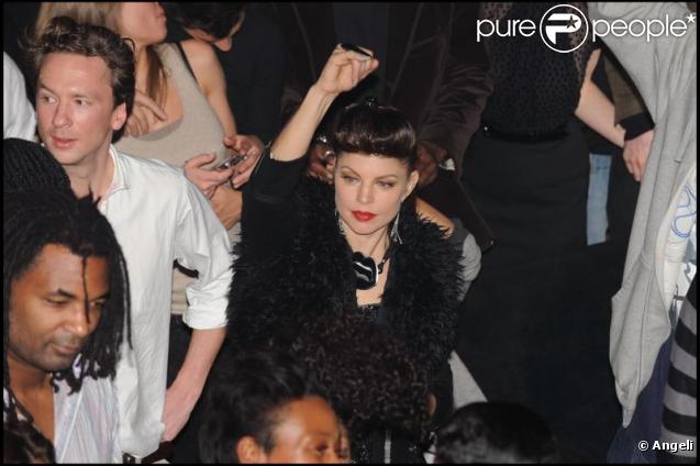 Fergie en grande forme au VIP Room le 10/11/09 