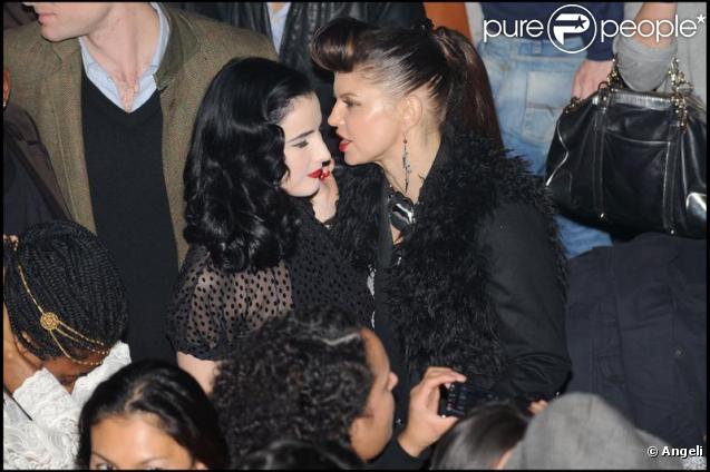 Dita Von Teese très proche de Fergie au VIP Room le 10/11/09 