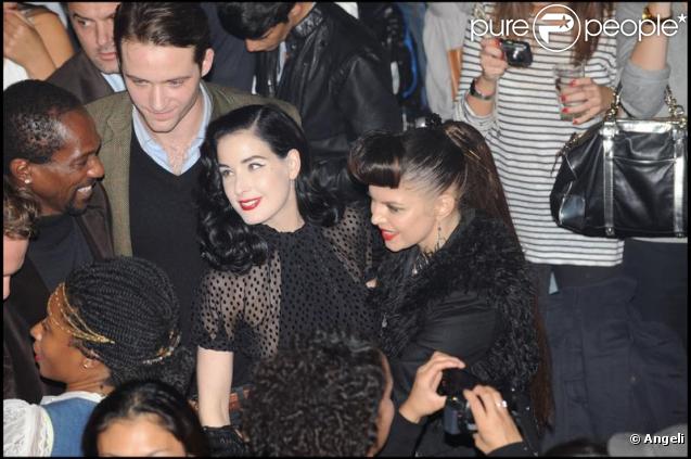 Dita Von Teese très proche de Fergie au VIP Room le 10/11/09 