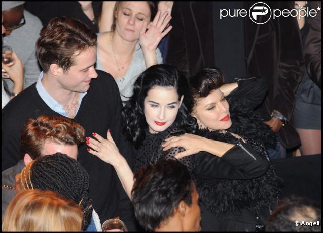 Dita Von Teese très proche de Fergie au VIP Room le 10/11/09 