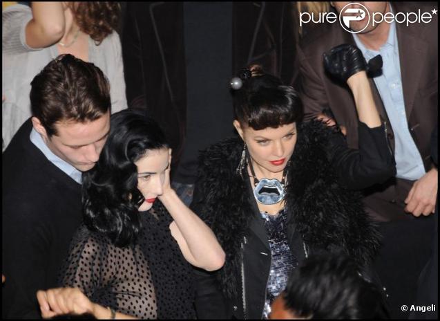 Dita Von Teese très proche de Fergie au VIP Room le 10/11/09 
