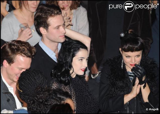 Dita Von Teese et son amoureux Louis-Marie de Castelbajac au VIP Room le 10/11/09 à Paris et en amoureux 