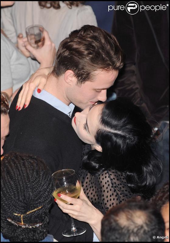Dita Von Teese et son amoureux Louis-Marie de Castelbajac au VIP Room le 10/11/09 à Paris et en amoureux 