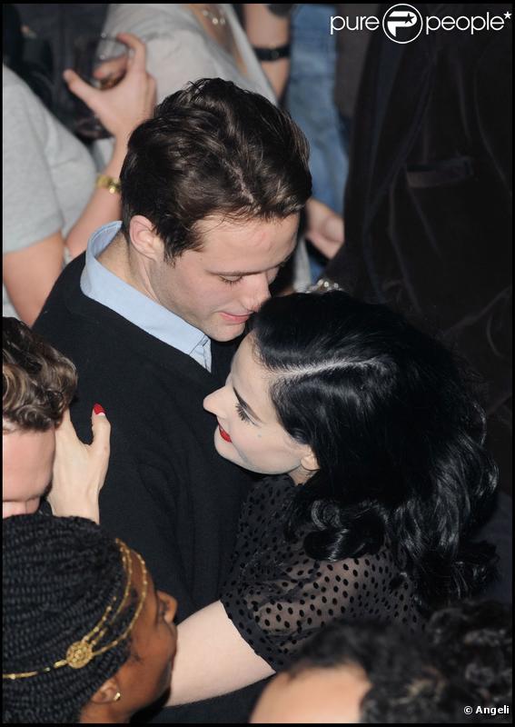 Dita Von Teese et son amoureux Louis-Marie de Castelbajac au VIP Room le 10/11/09 à Paris et en amoureux 