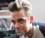 Robbie Williams devant le Royal Albert Hall après les répétitions du concert BBC Children in Need, une cigarette à la bouche le 12 novembre 2009