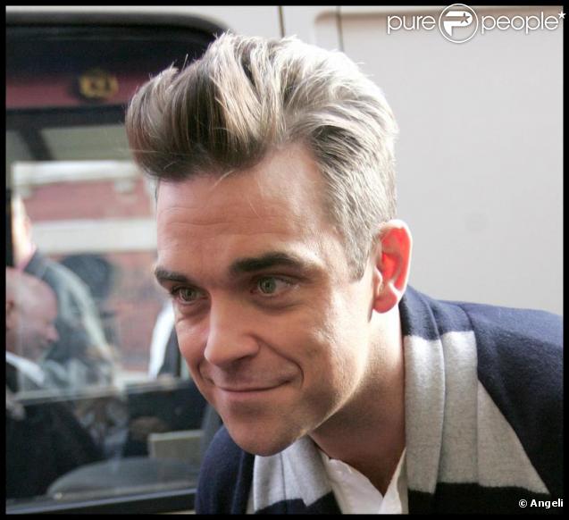 Robbie Williams devant le Royal Albert Hall après les répétitions du concert BBC Children in Need, une cigarette à la bouche le 12 novembre 2009