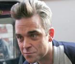 Robbie Williams devant le Royal Albert Hall après les répétitions du concert BBC Children in Need, une cigarette à la bouche le 12 novembre 2009