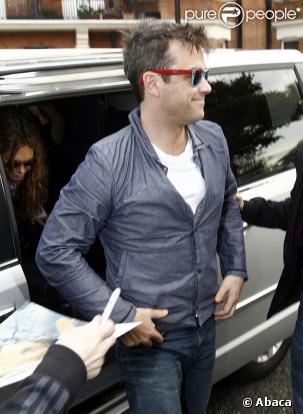 Robbie Williams arrive aux studios BBC Maida Vale à Londres pour l'émission Radio 1 Lounge le 11 novembre 2009