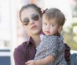 Jessica Alba et sa fille Honor en session shopping à Los Angeles le 30 octobre 2009