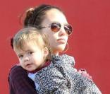 Jessica Alba et sa fille Honor en session shopping à Los Angeles le 30 octobre 2009