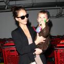 Jessica Alba : Elle retrouve le sourire avec sa fille trop craquante... et continue son initiation aux joies du shopping !