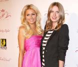 Paris et Nicky : le tandem de choc réuni, le 17 novembre à Beverly Hills, pour le lancement de la nouvelle gamme d\'accessoire de soin des cheveux lancée par Paris Hilton.