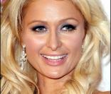 Paris Hilton, le 17 novembre à Beverly Hills, pour le lancement de sa nouvelle gamme d\'accessoires de soin des cheveux.<br />