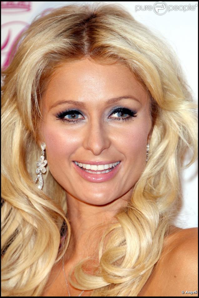Paris Hilton, le 17 novembre à Beverly Hills, pour le lancement de sa nouvelle gamme d'accessoires de soin des cheveux. 