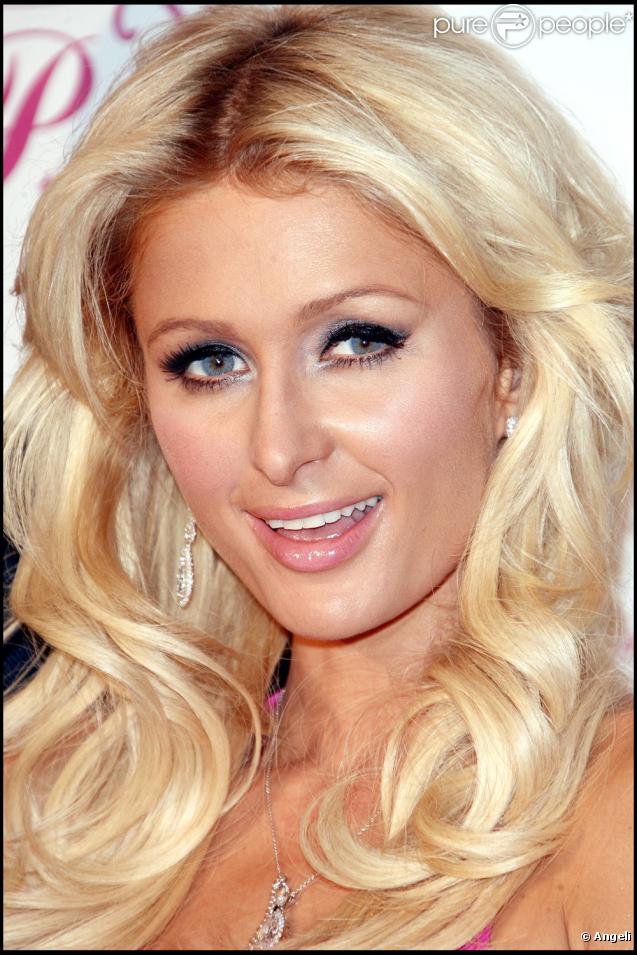 Paris Hilton, le 17 novembre à Beverly Hills, pour le lancement de sa nouvelle gamme d'accessoires de soin des cheveux. 