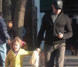 Hugh Jackman n'est plus l'homme le plus sexy du monde... Alors, il se console dans les bras de sa fille, à New-York, le 17 novembre 2009.