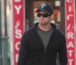Hugh Jackman n'est plus l'homme le plus sexy du monde... Alors, il se console dans les bras de sa fille, à New-York, le 17 novembre 2009.