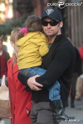 Hugh Jackman n'est plus l'homme le plus sexy du monde... Alors, il se console dans les bras de sa fille, à New-York, le 17 novembre 2009.