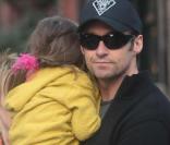 Hugh Jackman n'est plus l'homme le plus sexy du monde... Alors, il se console dans les bras de sa fille, à New-York, le 17 novembre 2009.