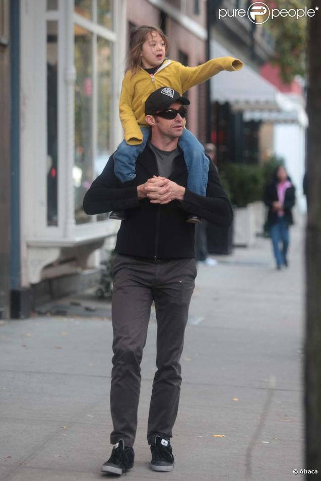 Hugh Jackman n'est plus l'homme le plus sexy du monde... Alors, il se console dans les bras de sa fille, à New-York, le 17 novembre 2009.