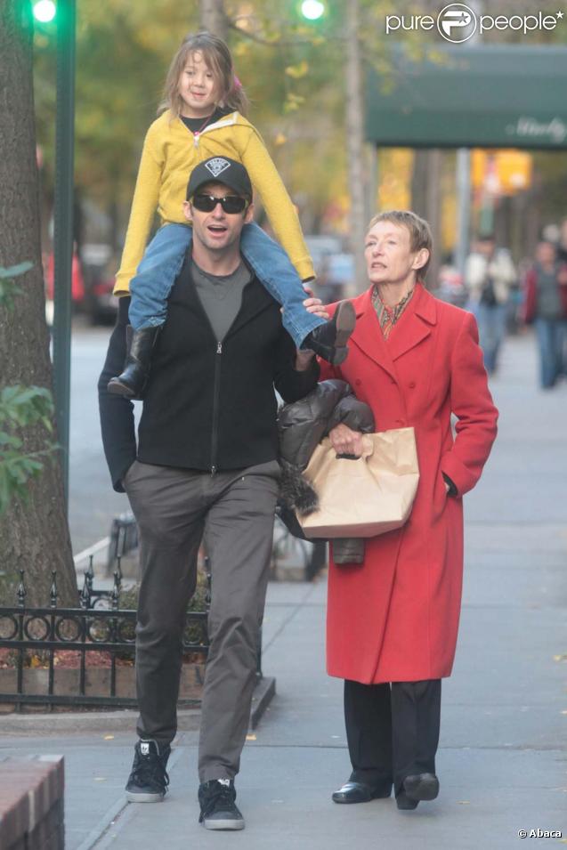 Hugh Jackman n'est plus l'homme le plus sexy du monde... Alors, il se console dans les bras de sa fille, à New-York, le 17 novembre 2009.