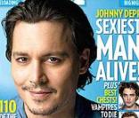 Johnny Depp élu par deux fois Homme le plus sexy par le magazine  People , en 2003 (gauche) et 2009 (droite) ! 